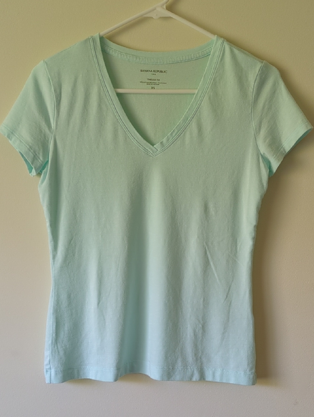 Banana Republic Mint Green V-Neck Short Sleeve Tee